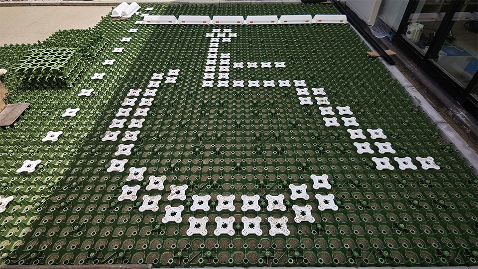 国土交通省「建築設計基準の国際シンボルマークを<br>
				割付寸法に合わせて、拡大配置したレイアウトです。